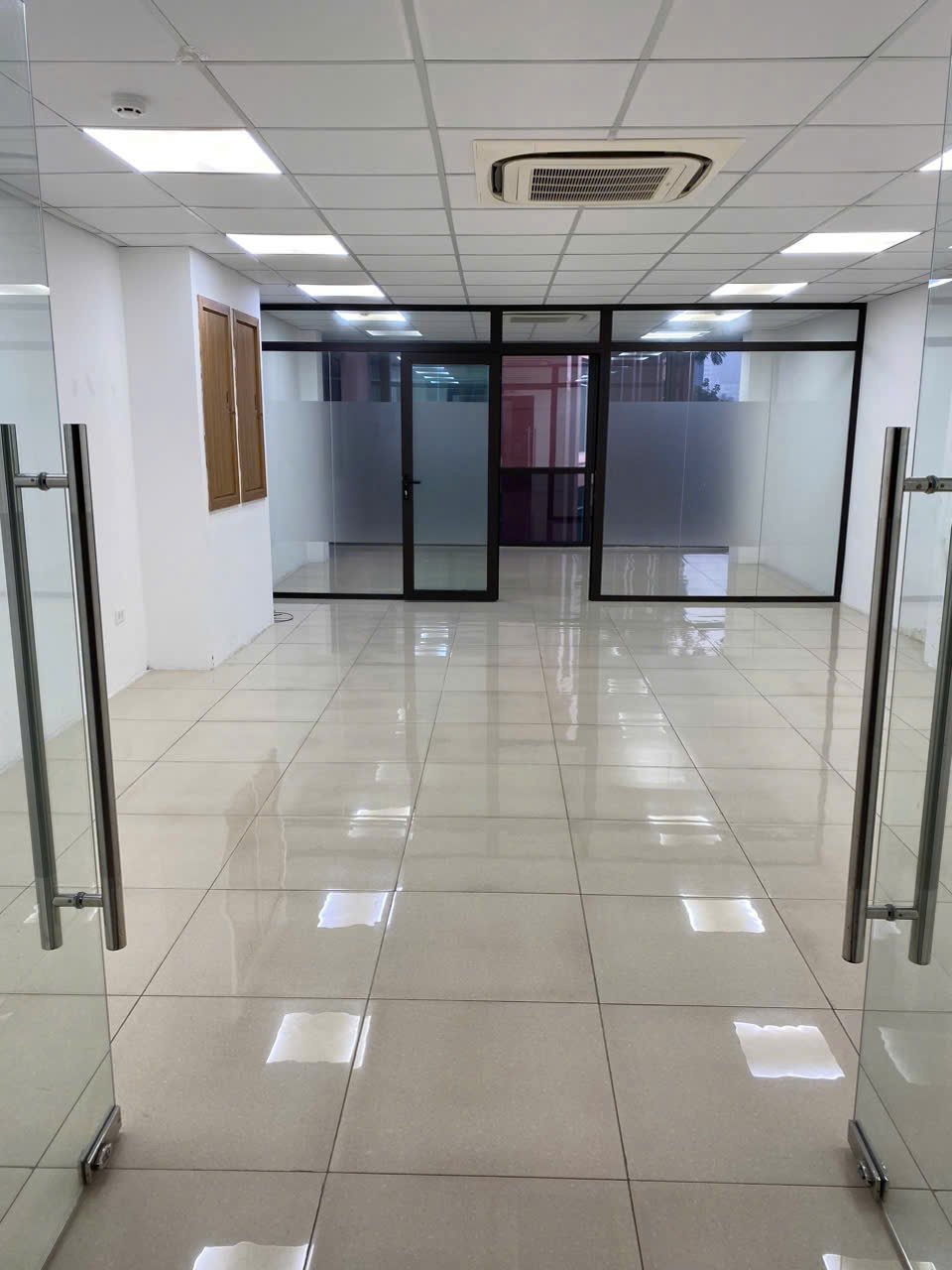 Cho thuê văn phòng tòa Hoà Bình 106 Hoàng Quốc Việt, Cầu Giấy, diện tích 100m2,150,500m2, giá 200k/m