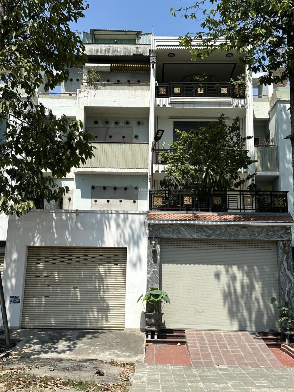Bán nhà mt tại tp bến cát bình dương, nhà 4 tầng mt đường 10 làn xe chạy, tiện k