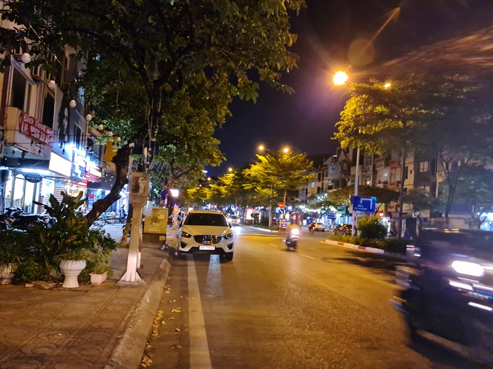 Cần bán toà nhà văn phòng mặt phố Đội Cấn, lô góc 4 thoáng, 1730m2 x 20 tầng, mặt tiền 40m