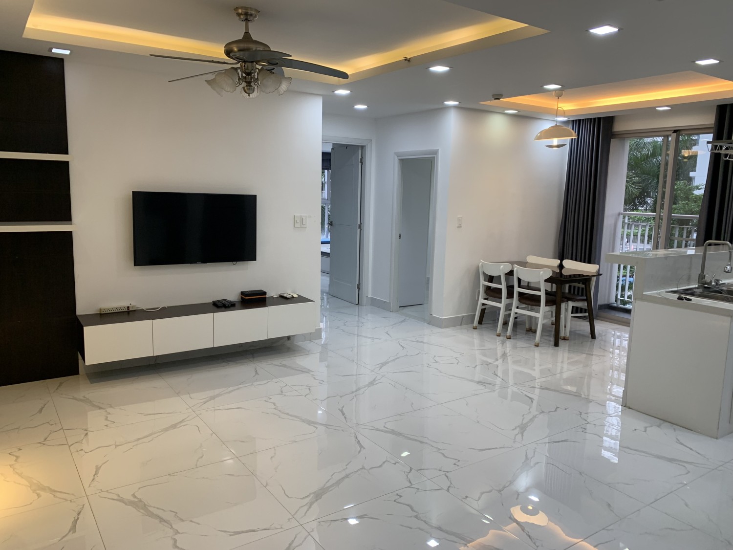 Cho thuê căn hộ chung cư 94m² Tôn Dật Tiên, Quận 7, nội thất cao cấp