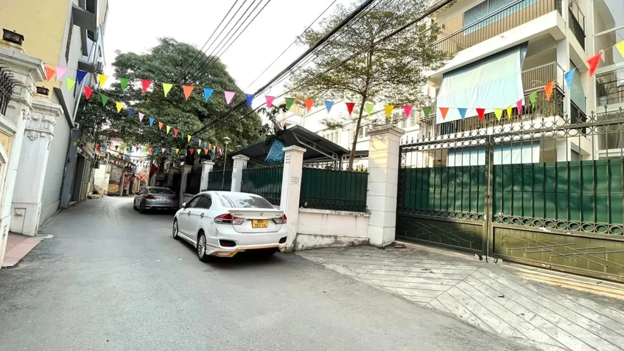 Nhà mới sẵn về ở luôn - 3 thoáng - ngõ ô tô lùi tận cửa - mặt tiền miên man 5.2m