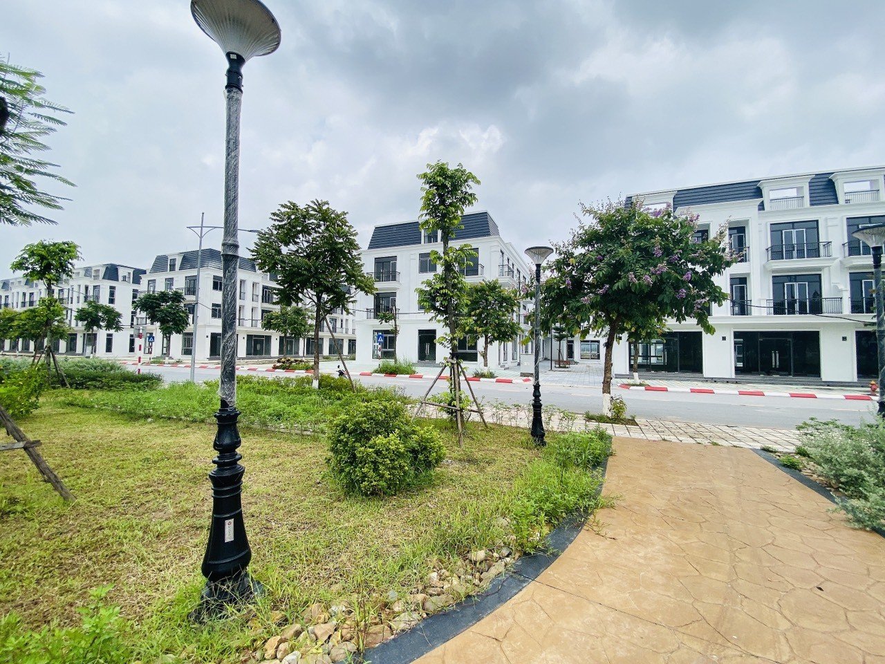 Bán biệt thự Lưu Hữu Phước Mỹ Đình 2 200m2 mặt tiền 10m giá 48 tỷ