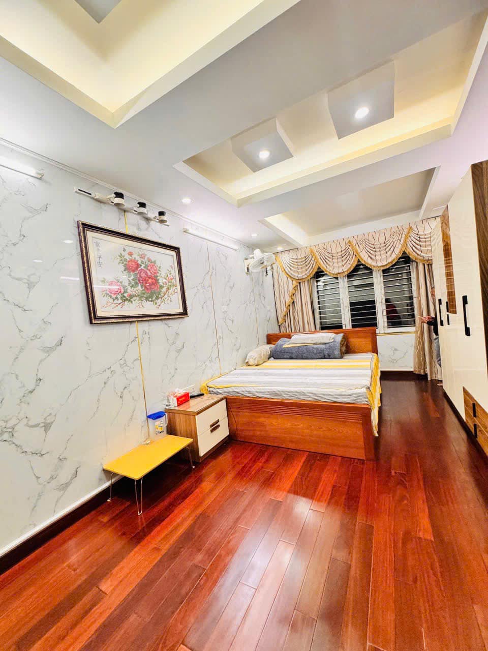 Bán nhà Đẹp Lạc Long Quân, Tây Hồ 50m, 5 tầng, giá 11.5 tỷ, 2 thoáng, ô tô