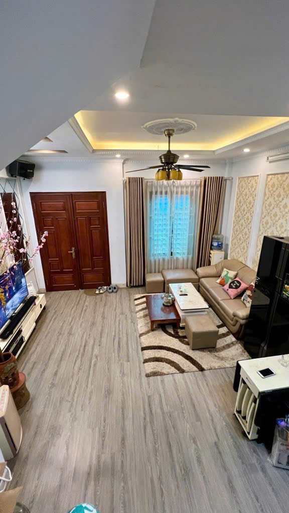 Bán nhà 3 tầng Nguyễn Văn Linh, gần khu đô thị Việt Hưng, ngõ thông thoáng, 60m², giá 5 tỷ