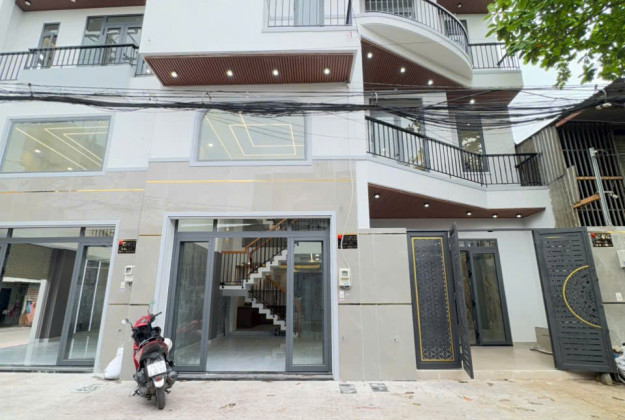 Nhà bán ngang 9m2, dài 17m, sân rộng đậu oto trong nhà, gần trường Bà Điểm, chợ Bà Điểm