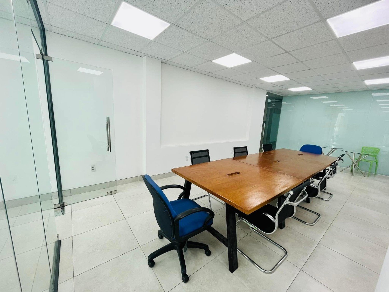 Cho thuê văn phòng 30m2 - vị trí đắc địa tại phố Nguyễn Thị Định, Trần Duy Hưng