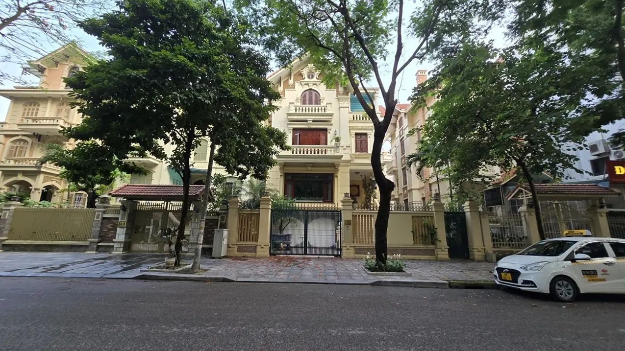 Bán biệt thự view hồ Linh Đàm – diện tích rộng – full nội thất cao cấp
