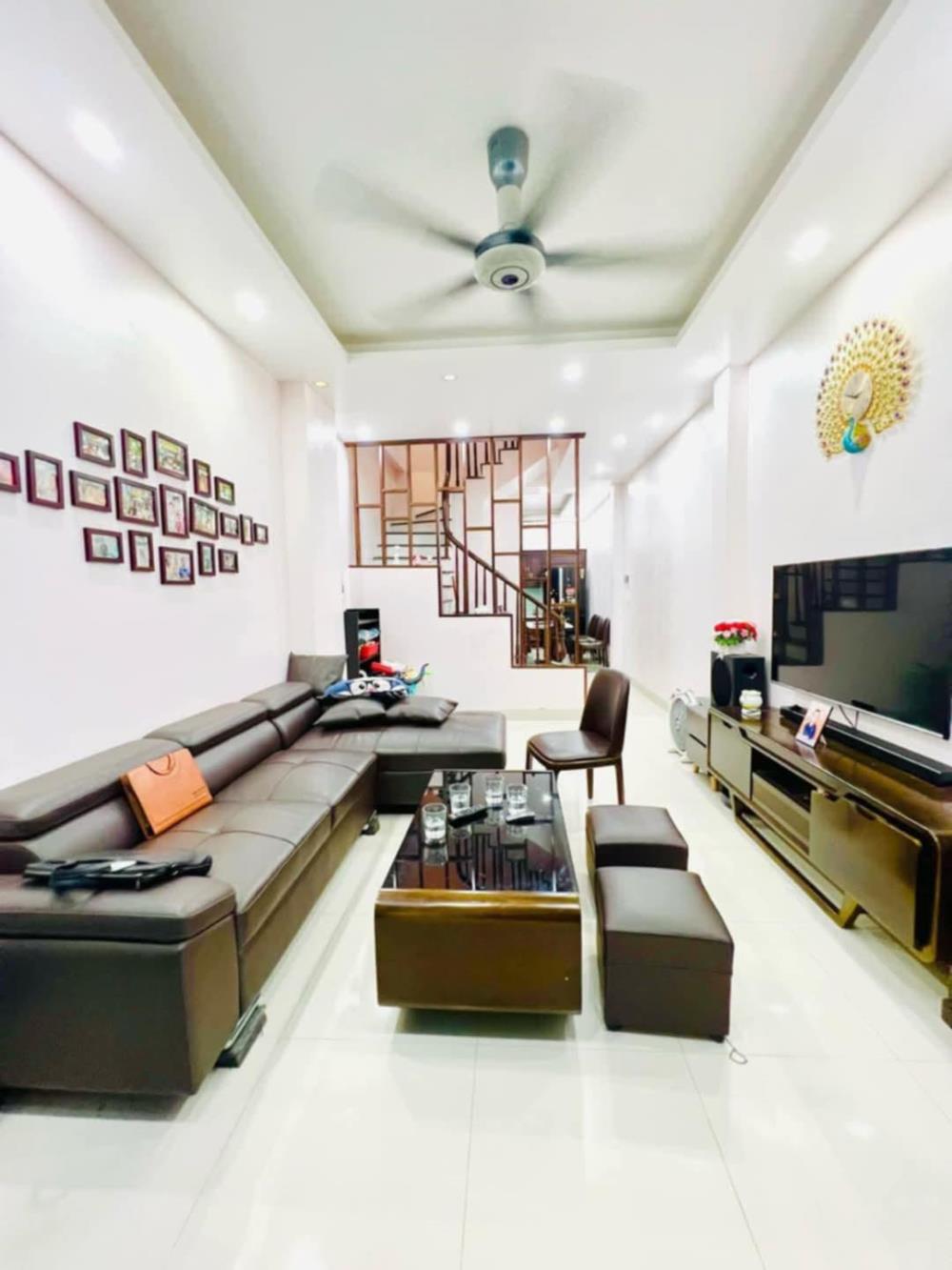 Bán nhà lạc long quân, tây hồ 50m, 4 tầng, giá 9.5 tỷ, 2 thoáng, ở ngay, ô tô