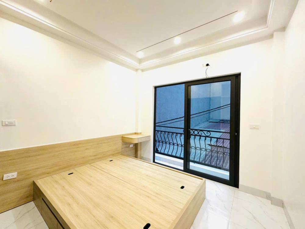 Bán nhà Hoàng Quốc Việt, 50m2 x 4 tầng, giá chỉ 8 tỷ