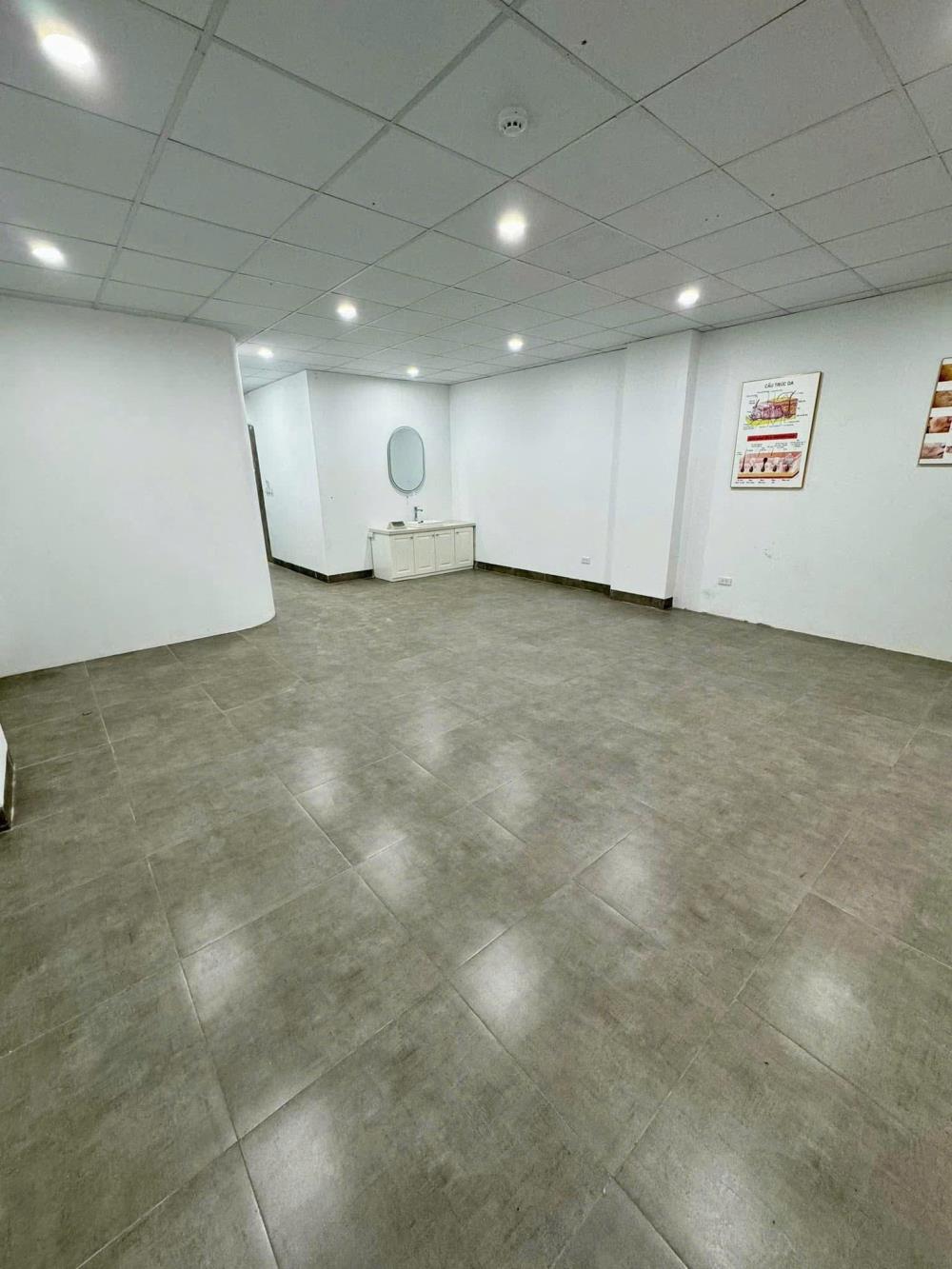 Bán nhà Hoà Bình, 8x28m, 4 lầu, sân thượng, 28 phòng, giá 26 tỷ