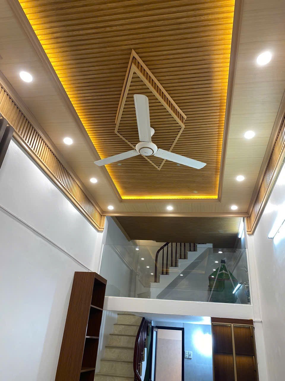 Bán nhà riêng 4,5m x 18m tại Hoàng Văn Thụ, Tân Bình với thang máy cao cấp