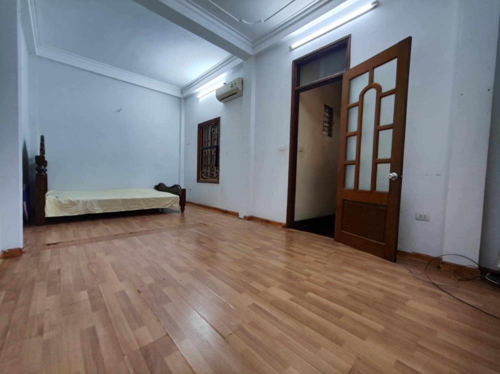 Cho thuê nhà riêng phố Đội Cấn, Ba Đình 35m2, 5 tầng, nhà đẹp ở luôn, ô tô