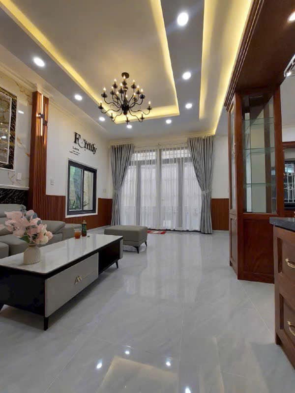Bán nhà riêng Lạc Long Quân Tây Hồ 37m2 sổ đỏ giá 8,500,000,000 VNĐ gần tiện ích