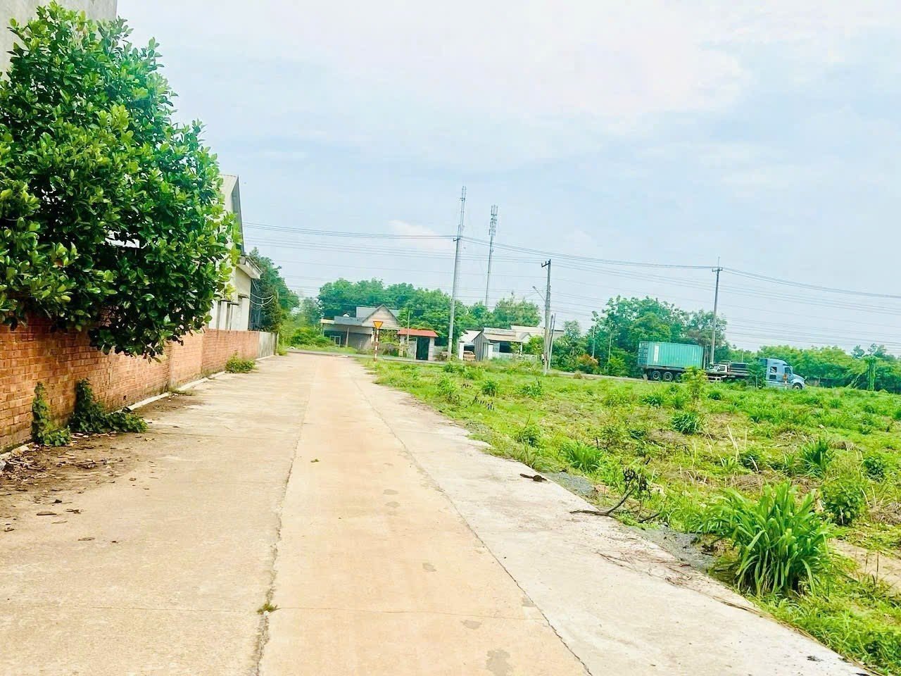 Đất ngộp vị trí trung tâm (15x25=375m2) full thổ cư chia 3 sổ giá 280tr/sổ