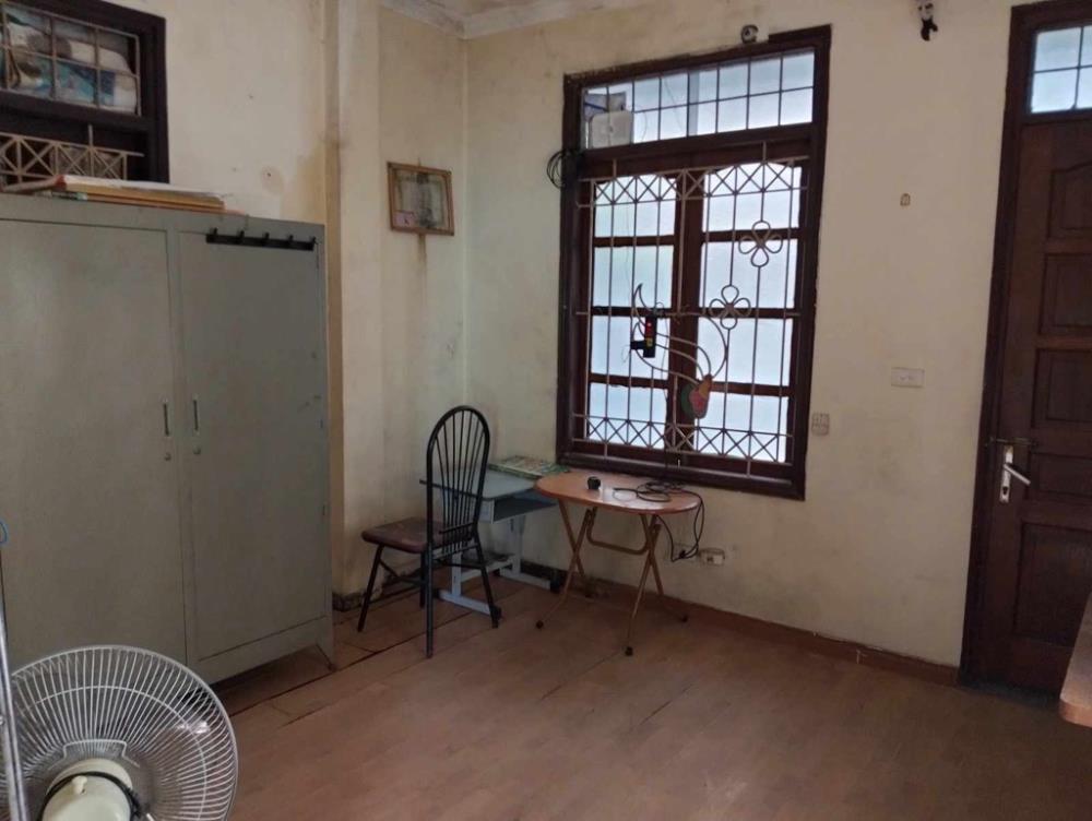 Bán nhà cửa sổ mở được 3 mặt nhà trong ngõ Hoàng Ngân