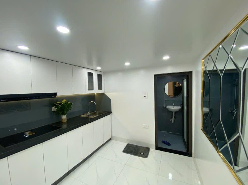 Bán gấp nhà trung tâm Ngọc Lâm, 68m², hơn 9 tỷ, lô góc 3 mặt thoáng, ô tô gần, full nội thất