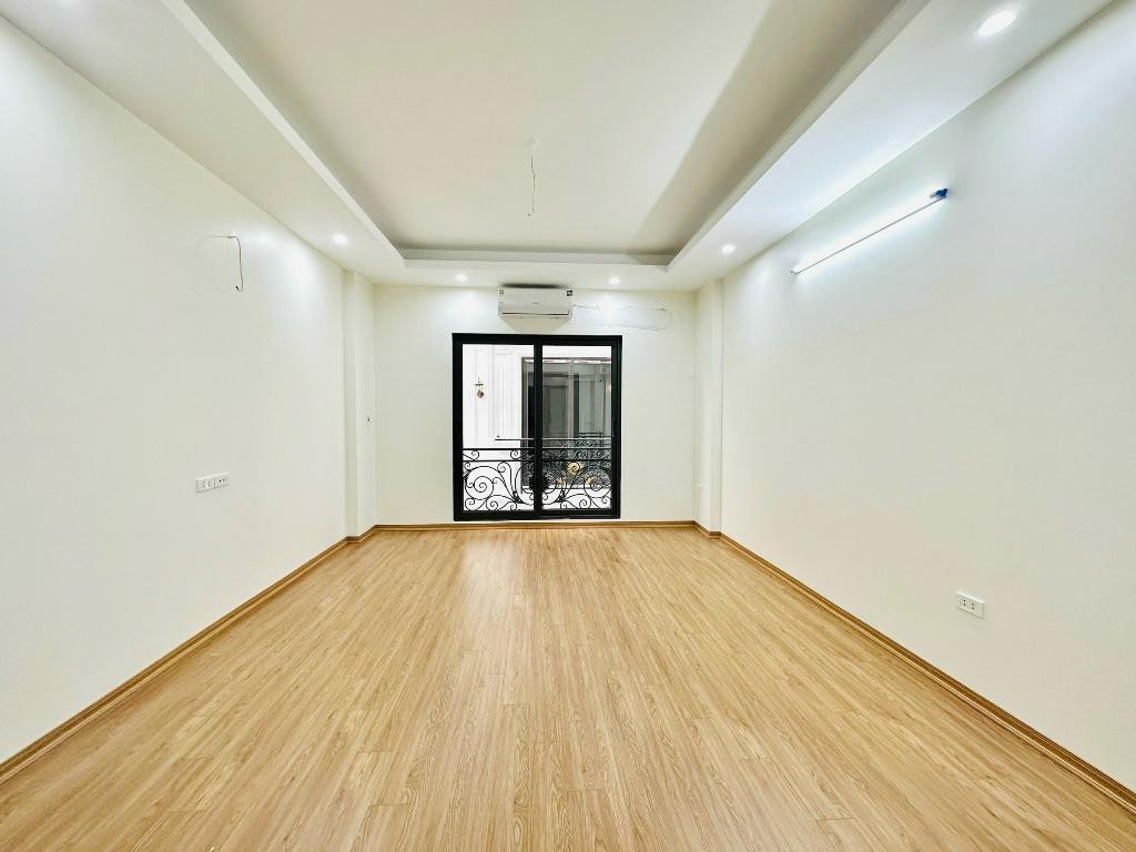 Bán Nhà Mặt Phố Hoàng Cầu – 45m² – Ô Tô Tránh – KD Đỉnh – 14 Tỷ