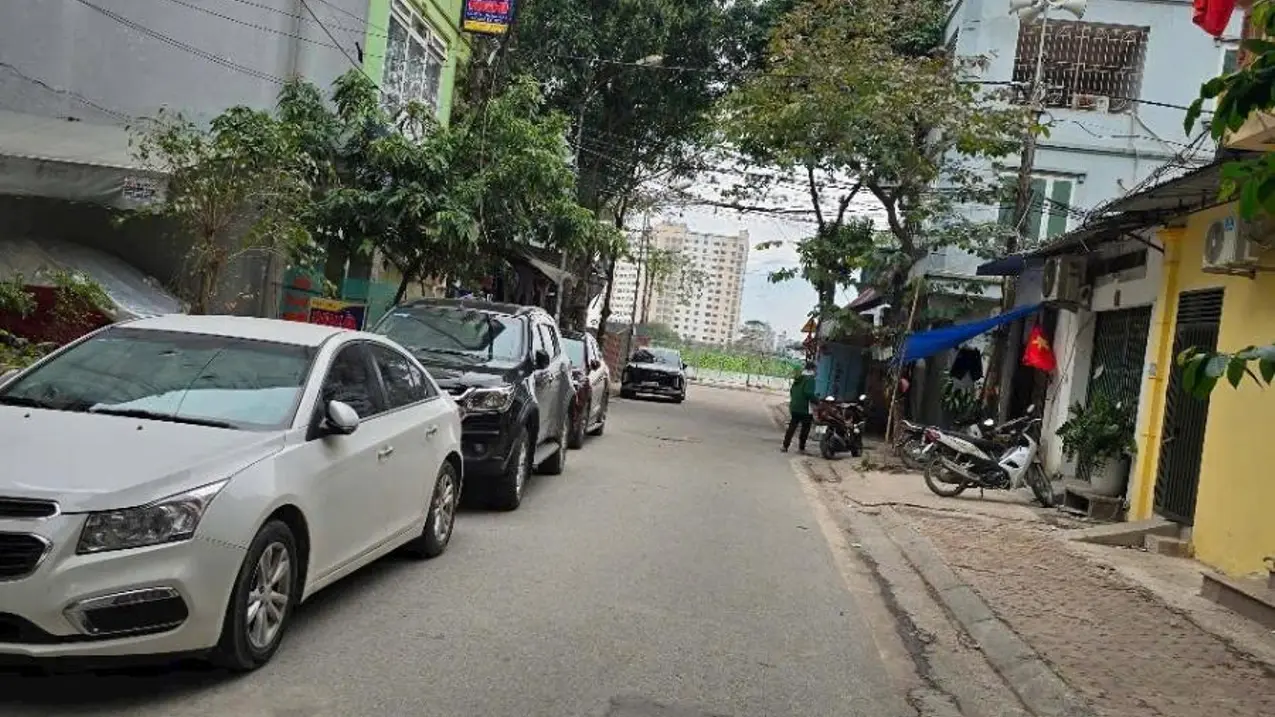 Cực hiếm Hoàng Mai - phân lô ô tô vào nhà, vỉa hè rộng- 3 bước ra hồ