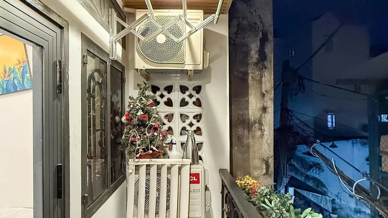 Nhà đẹp full nội thất - gần chợ Bà Chiểu - hẻm xe hơi kia - sát mặt tiền- 20m vuông a4- 2