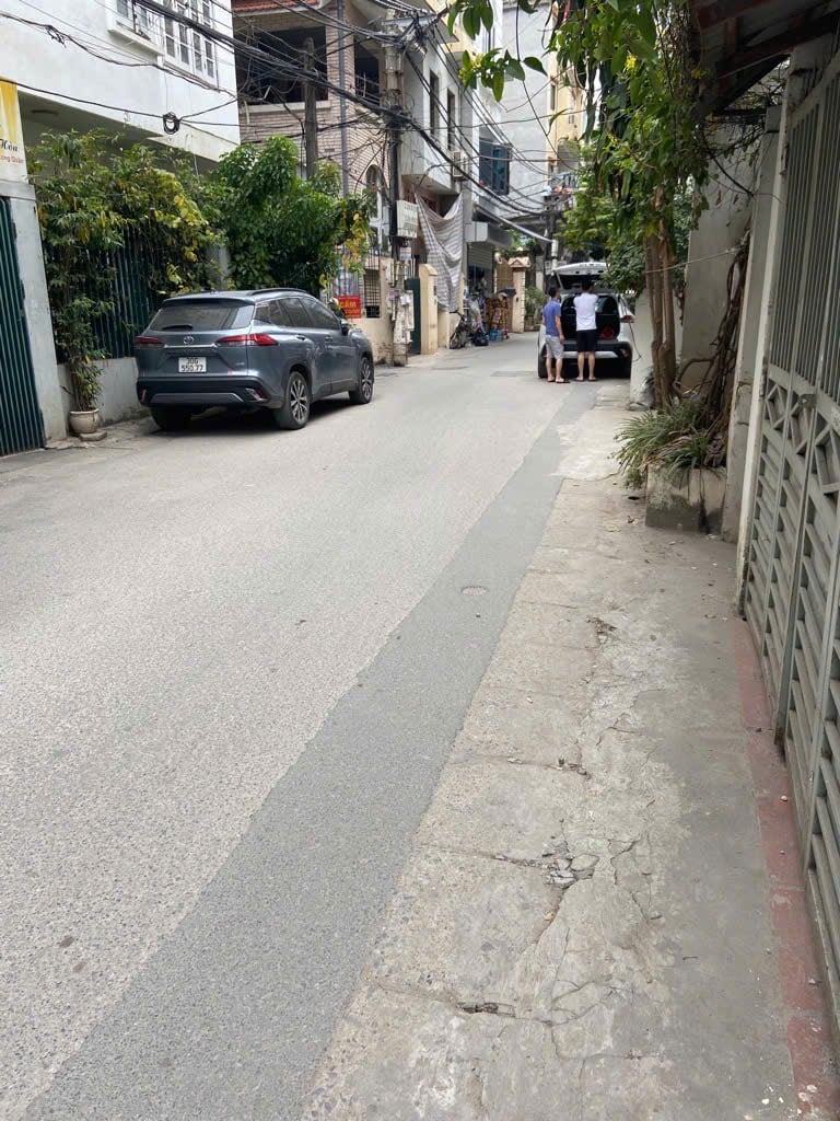 Bán nhà lạc long quân: ô tô cách 10m, ngõ thông- cốt nhà dân xây- an sinh tốt