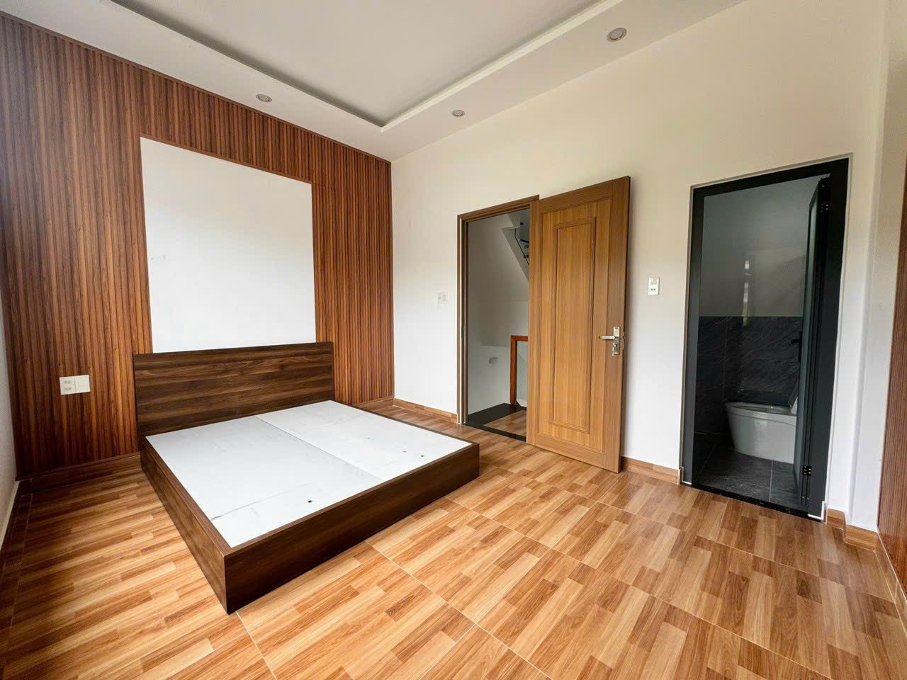 Nhà Lầu Nam Hồ DT 240m2, 5Pn, 6wc, Xe Hơi Ngủ Trong Nhà