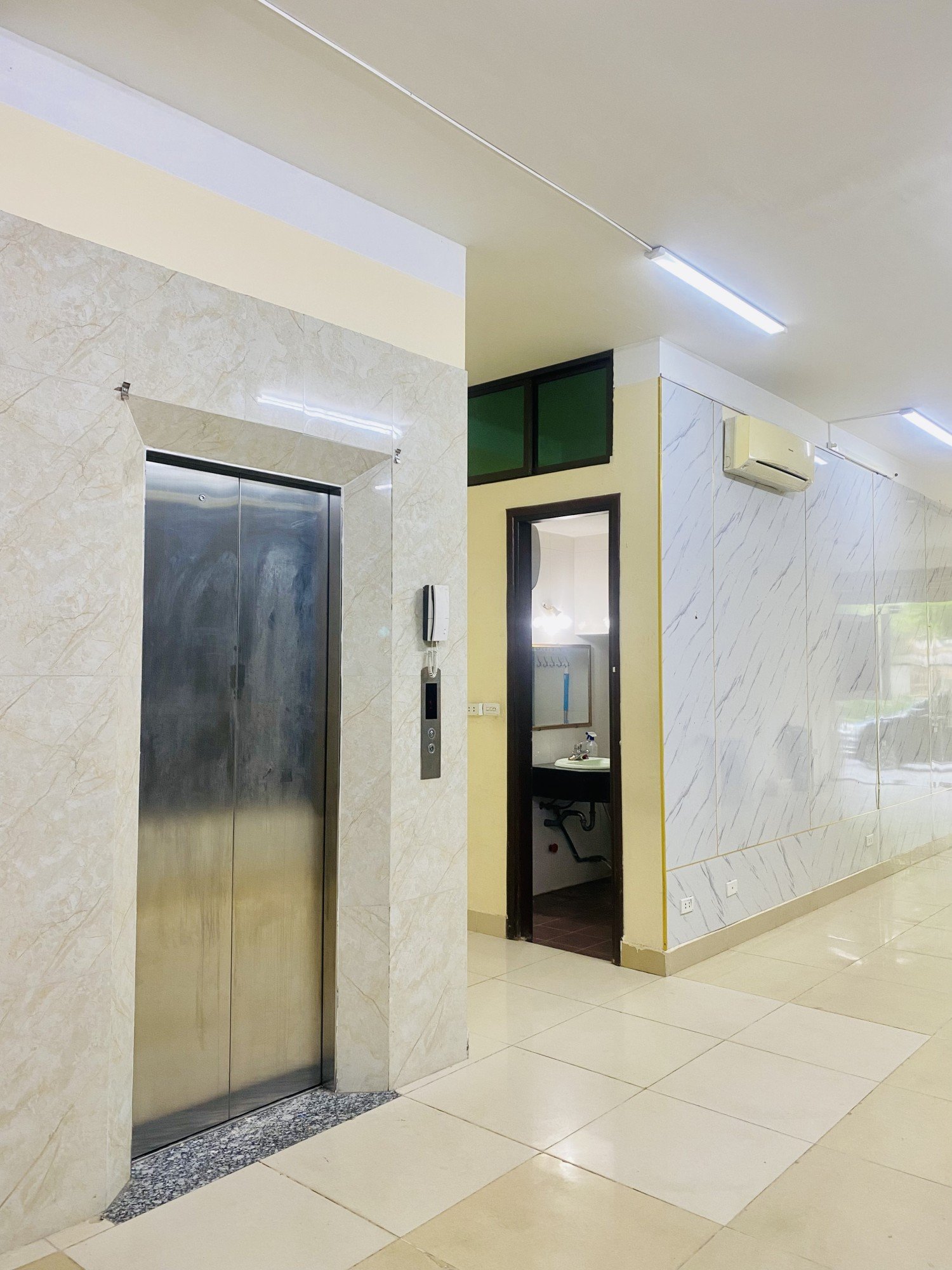 Cho thuê nhà riêng 80m2 đường Lạc Long Quân, quận Tây Hồ tiện ích đầy đủ