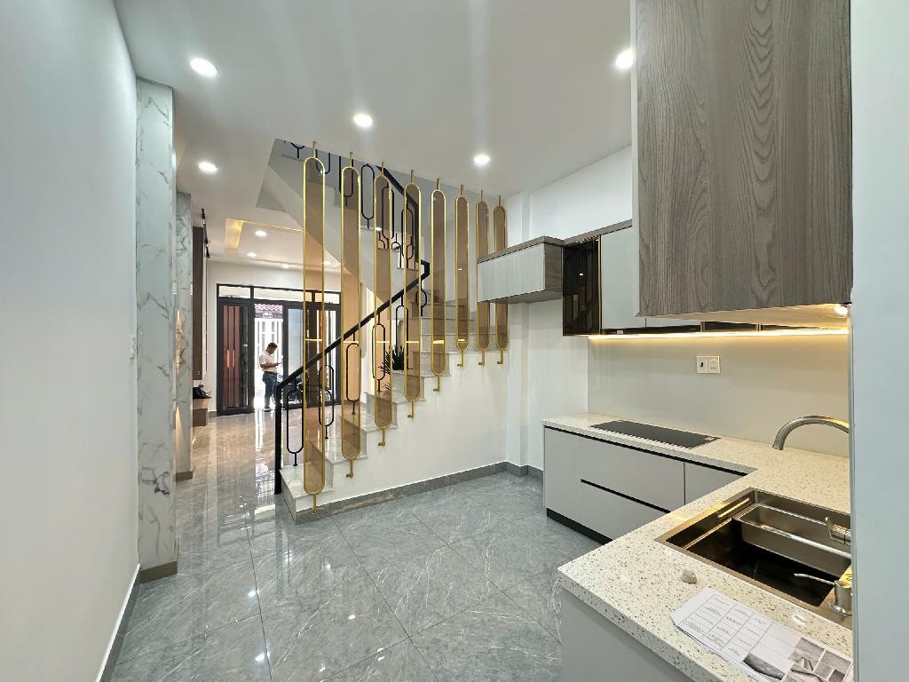 Bán nhà xây 61m2 đường Hai Bà Trưng, Q3. Gần UBND, cho thuê 15tr/tháng hẻm oto 6m