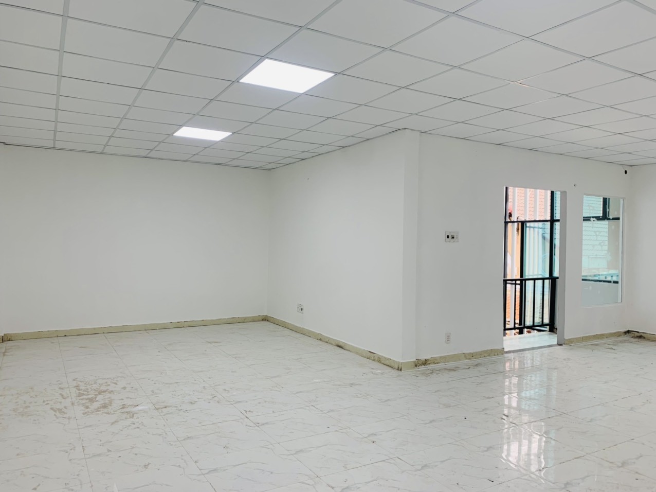 Cho thuê văn phòng 250 m2 tại Võ Văn Tần, Quận 3, trang bị đầy đủ