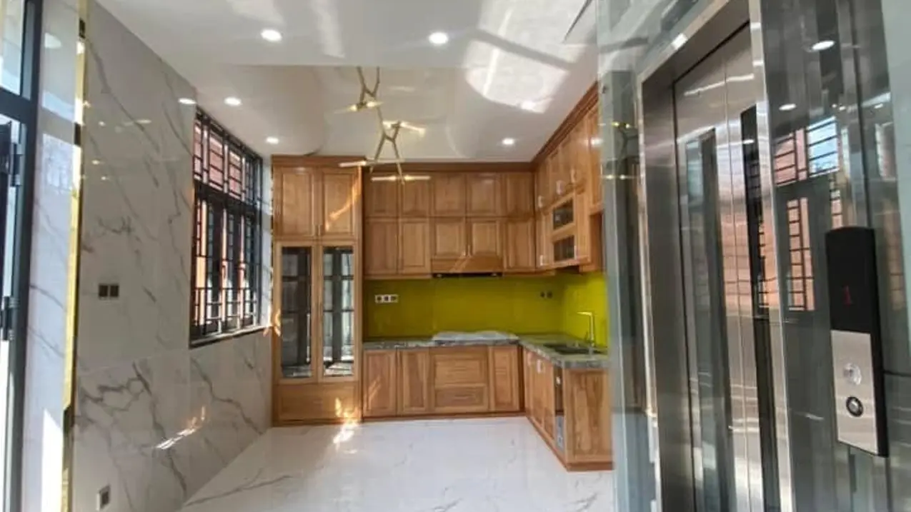Bán nhà mặt phố 6 x 18 Đường 32, phường Tân Phong, Quận 7, góc 2 mặt tiền