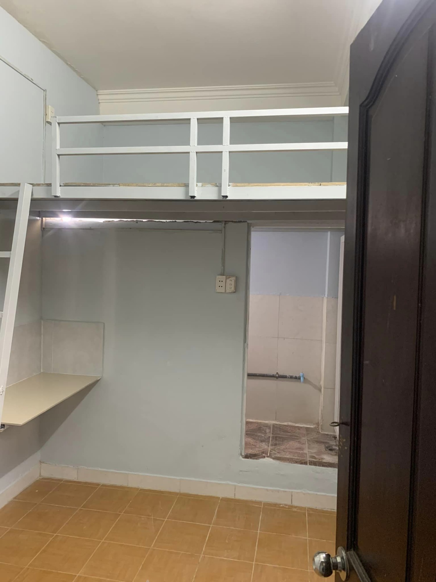 Cho thuê phòng trọ 20m² có gác giá rẻ tại ngã tư Âu Cơ – Lạc Long Quân, Tân Bình