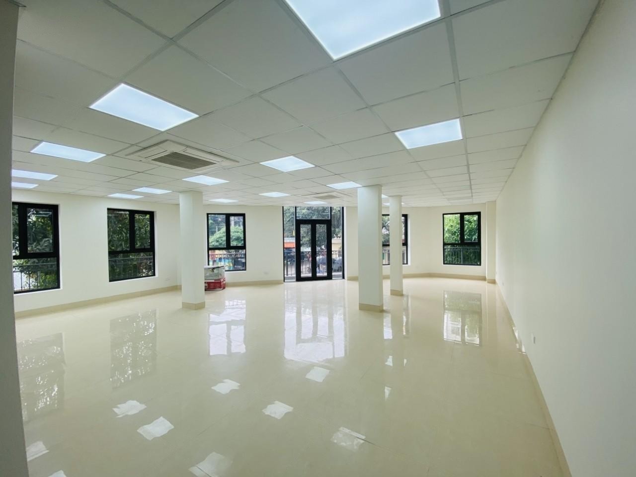 Cho thuê văn phòng 320 m2 đường Yên Xá, Thanh Trì, giá chỉ 25 triệu