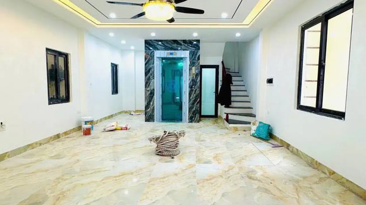 Bán nhà riêng 51 m² Nguyễn Văn Cừ, Long Biên thang máy nội thất cao cấp