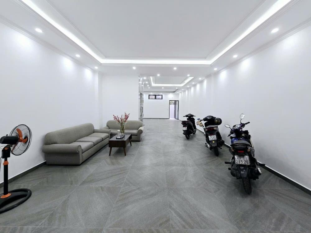 Bán nhà dân xây Hoàng Quốc Việt Gara 3 oto kinh doanh vp kết hợp ở dt 94m2x8tầng