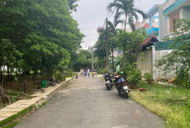 Bán đất nền dự án 135m2 đường Đỗ Xuân Hợp, phường Phước Long B, quận 9, tiện ích xung quanh đa dạng