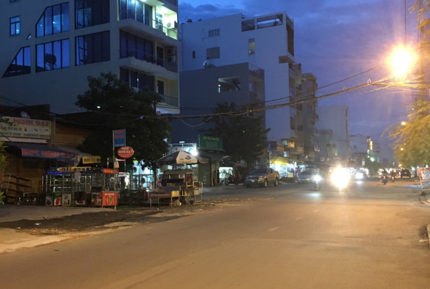 Bán nhà mặt phố 145m2 Phạm Văn Bạch, Tân Bình, sổ nở hậu, kinh doanh sầm uất