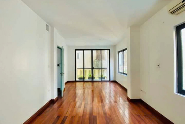 Cho thuê nhà riêng 55m x 6T Trịnh Công Sơn Tây Hồ giá 15 triệu