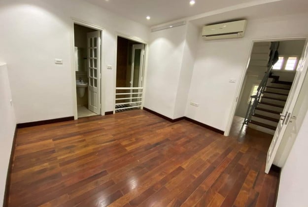 Cho thuê nhà mặt phố 50m2 Quan Hoa, Cầu Giấy giá 30 triệu, kinh doanh sầm uất