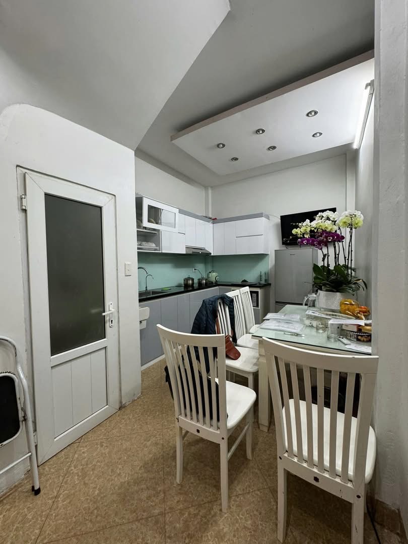 Bán gấp nhà riêng tại Kim Giang, 11,8 tỷ, 60m2, 6 phòng ngủ, 4 wc, nội thất đầy đủ