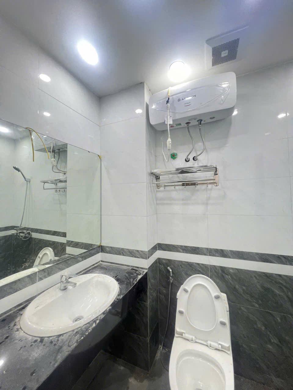 Bán nhà riêng 40m2 Nguyễn Đình Hoàn, Cầu Giấy, Hà Nội 6 tầng thang máy kinh doanh