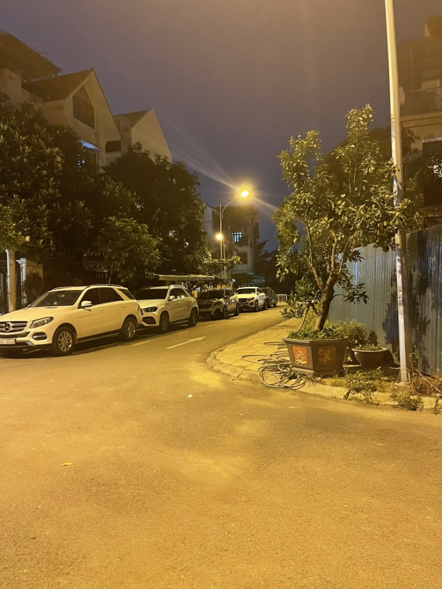 Bán biệt thự liền kề 180m2 đường Nguyễn Văn Huyên, Tây Hồ, Hà Nội lô góc 3 thoáng