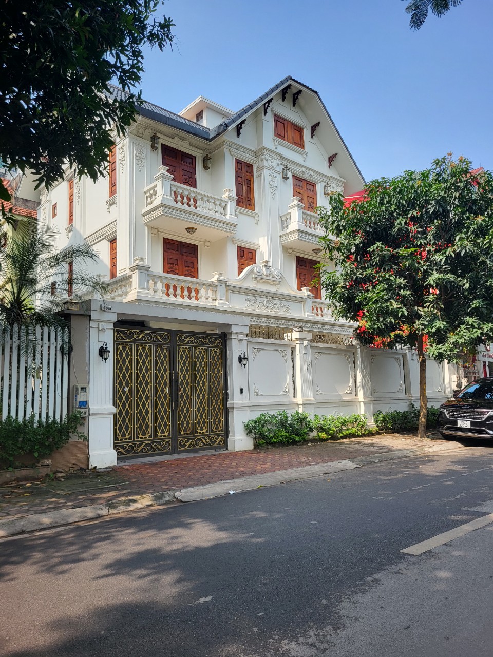 Bán biệt thự liền kề 255m2 tại Dịch Vọng, Cầu Giấy, Hà Nội có hầm, giá 100 tỷ