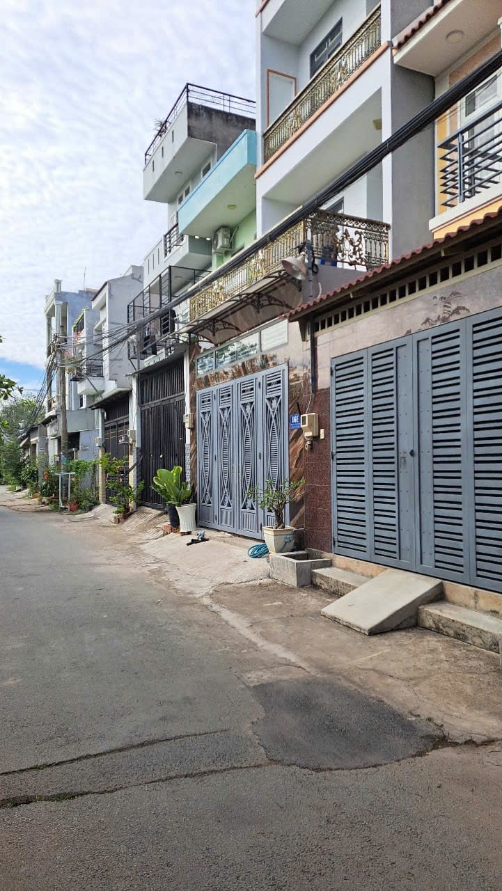 Bán gấp nhà riêng 3 tầng mặt tiền 5m Phú Hữu Thủ Đức diện tích 52m2 giá 3,8 tỷ