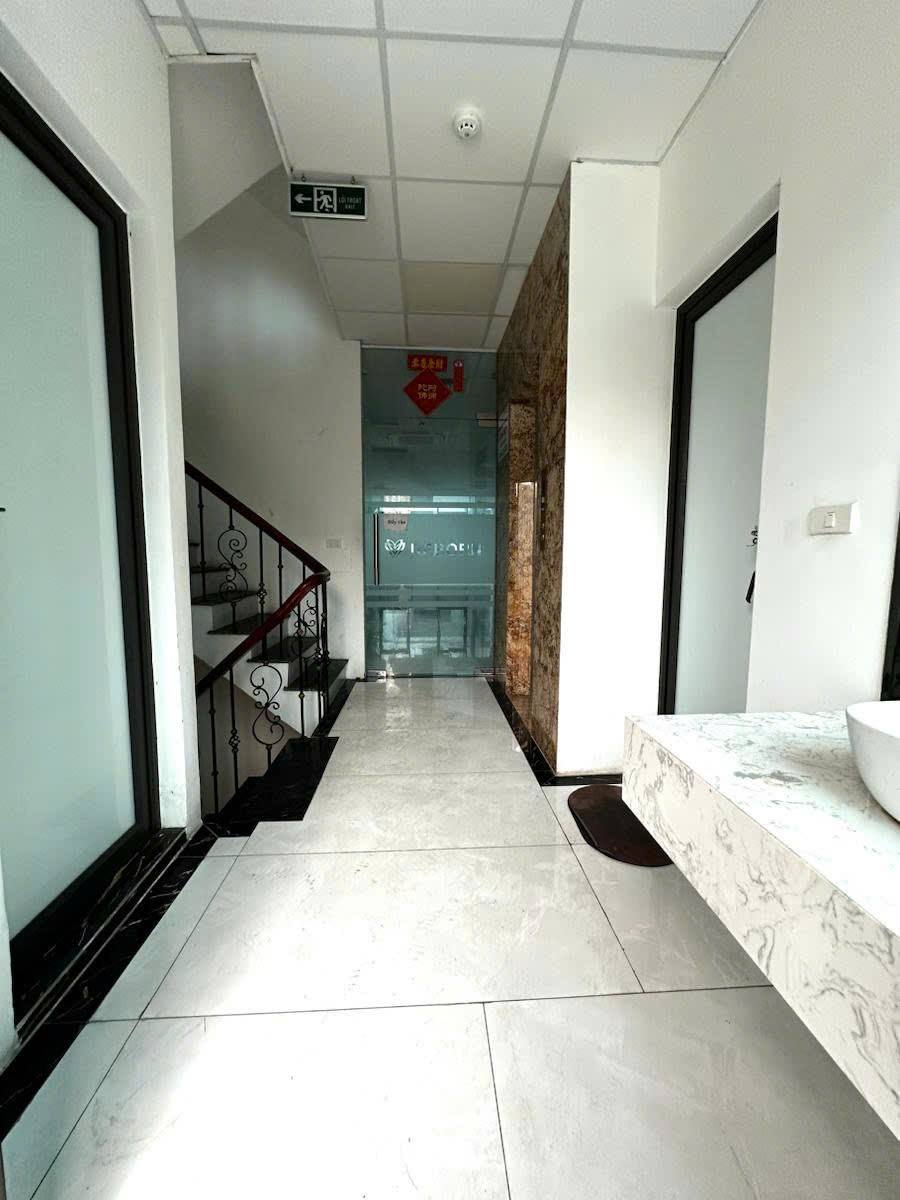 Bán tòa nhà văn phòng 100m2 tại Trung Hòa, quận Cầu Giấy, cho thuê 100 triệu/tháng