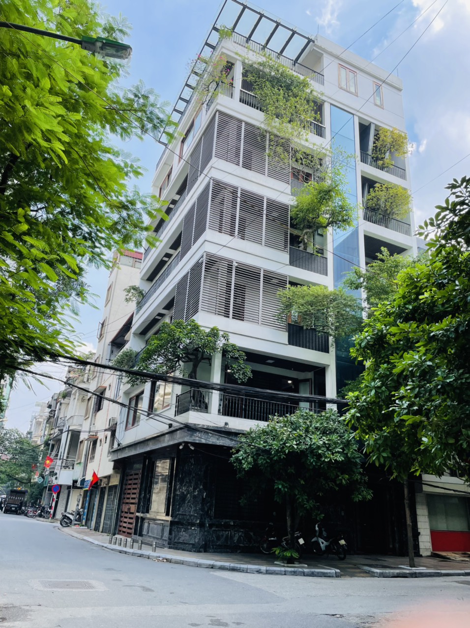 Bán nhà phố thương mại lô góc Huỳnh Thúc Kháng Đống Đa 215m 8 tầng hiệu suất ổn định