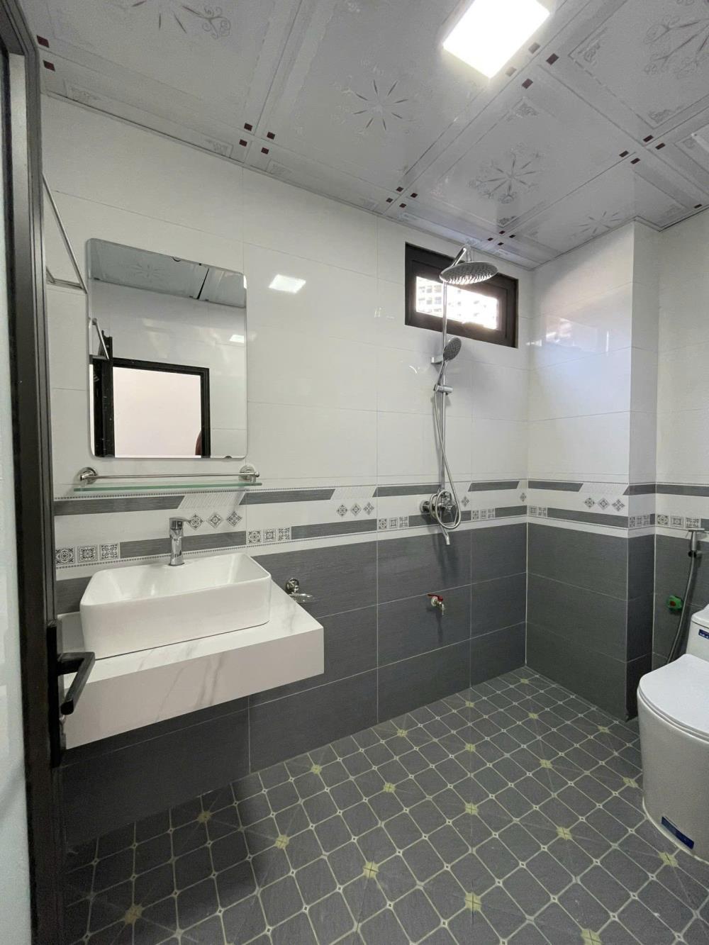 Nhà full nội thất cao cấp, 5 tầng hướng Đông Nam - QL13, liền kề Vạn Phúc City, SHR hoàn công