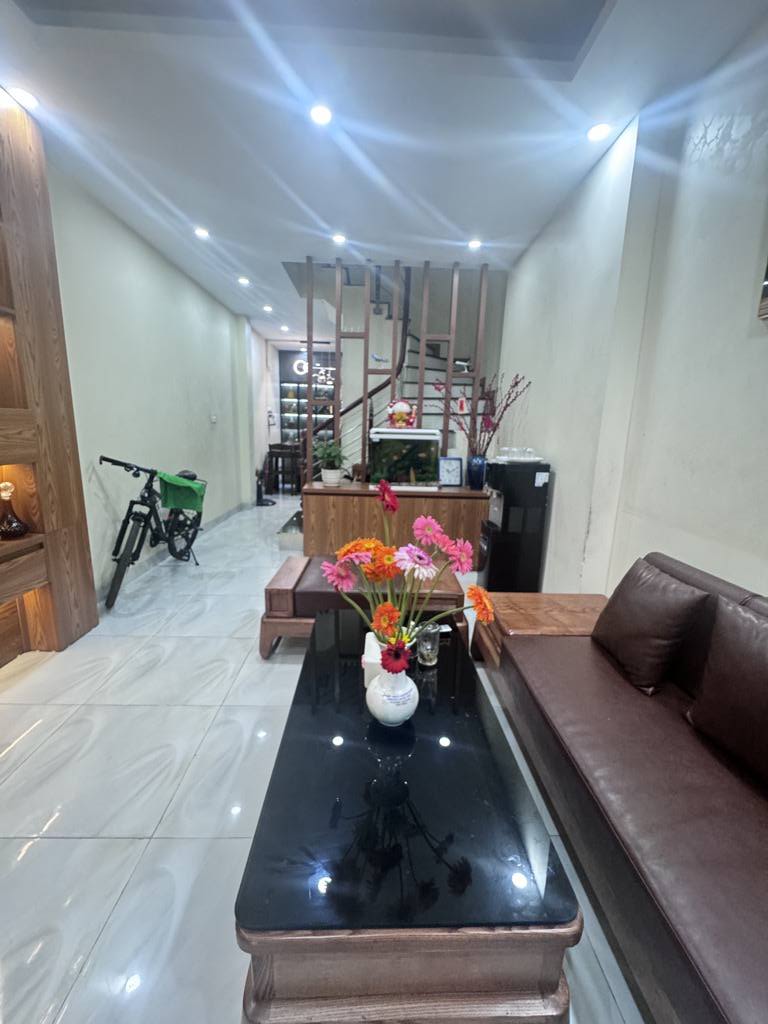 Nhà bán chính chủ, 135 m2, giá 19 tỷ cách đường Phạm Văn Đồng 15m hẻm rộng xe tải