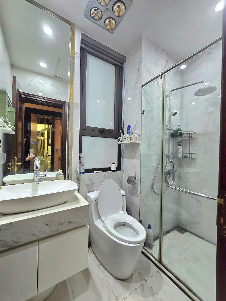Bán nhà phân lô Phùng Chí Kiên, 6 tầng thang máy, ô tô vào nhà, thiết kế sang trọng, full nội thất