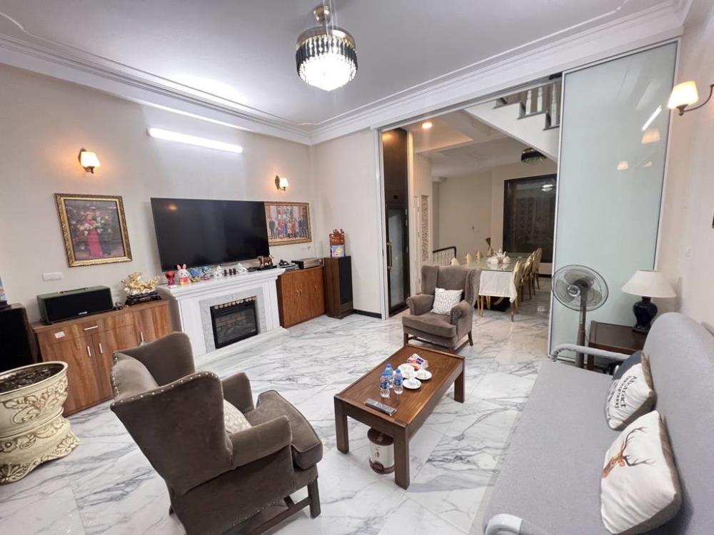 Bán nhà riêng 53m2 Phố Ngô Gia Tự, Quận Long Biên, Nội thất hiện đại có thang máy