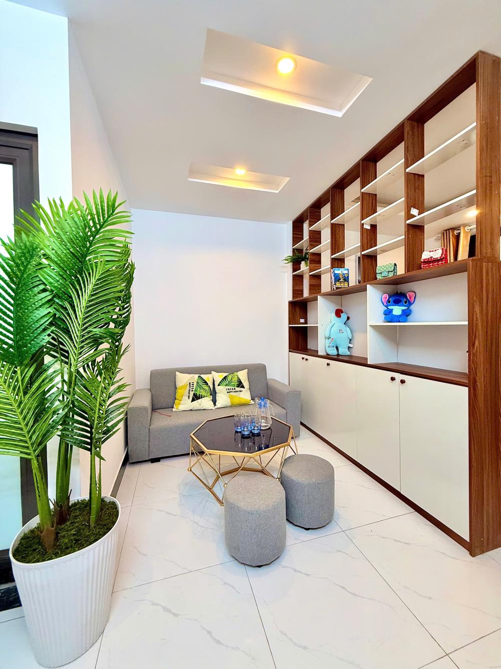 Bán nhà ngang 8,5m, hướng chính Đông Nam với diện tích lớn 370m², giá chỉ 3,2 tỷ, còn thương lượng
