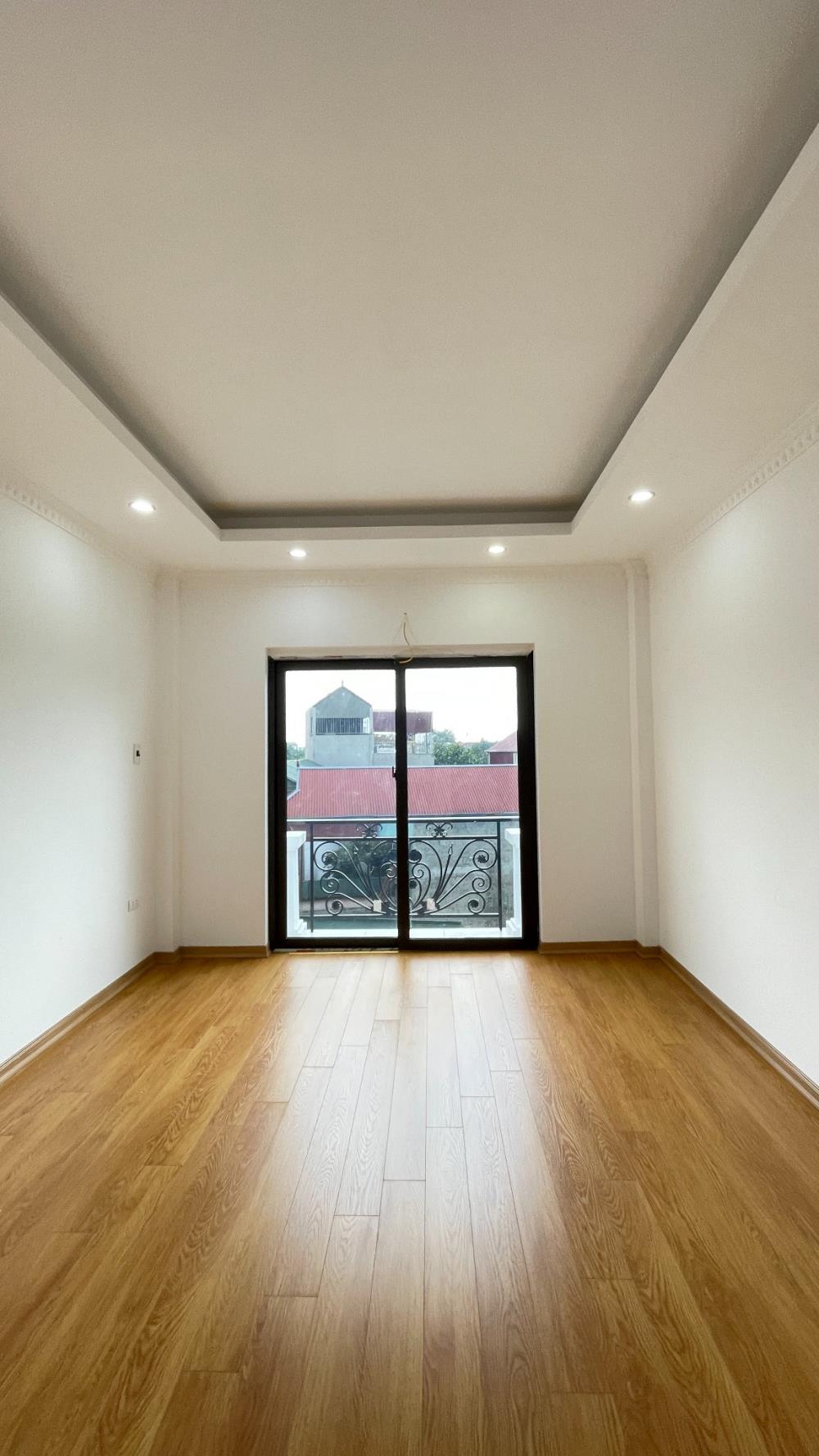 Bán nhà gần mặt tiền hẻm 911 Lạc Long Quân, xe hơi ngủ nhà, gần 80m2 n 5m, 5 tầng, 9,31 tỷ